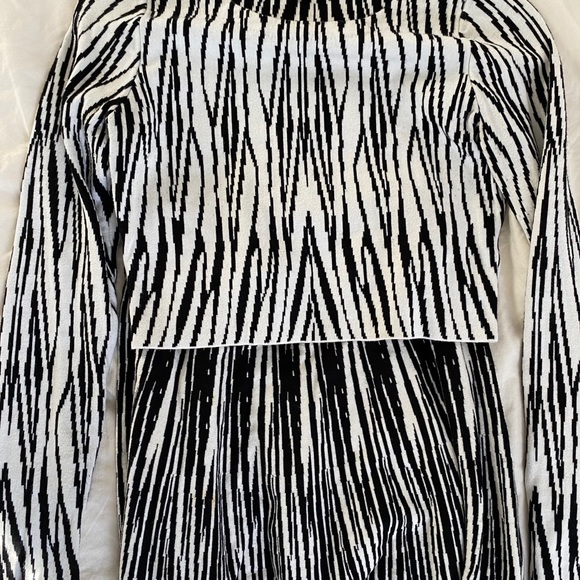 Crop top + Skirt Set ‼️ - Picture 3 of 4